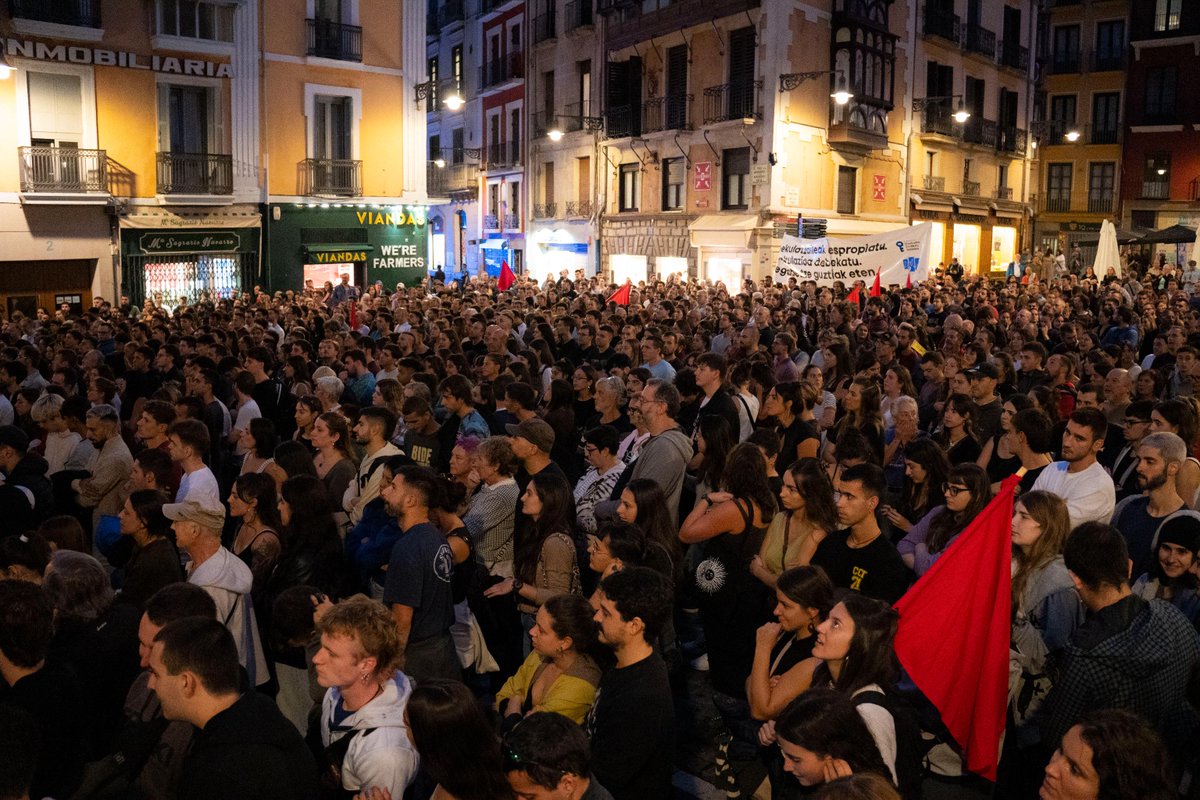EtxeSindikatua's tweet photo. 🔵Gaur milaka eta milaka pertsona kalera atera gara espekulazioaren aurka eta etxebizitza bermatutako eskubidea izan behar duela aldarrikatzeko.

Argi eta ozen esan dugu: espekulatzaileak espropiatu, espekulazioa debekatu eta bitartekoak behar sozialen zerbitzura jarri behar dira https://t.co/5CEFw9Vgdp