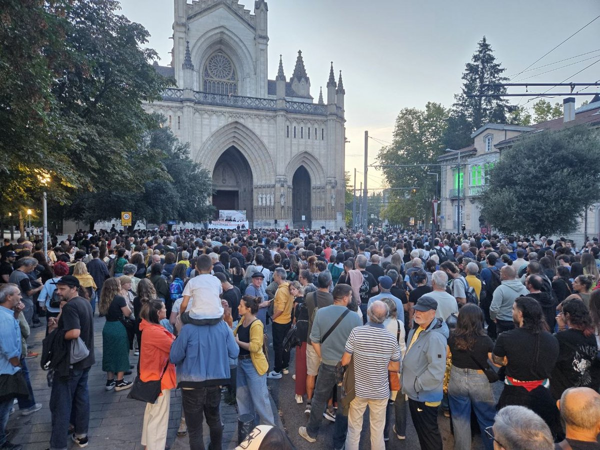 EtxeSindikatua's tweet photo. 🔵Gaur milaka eta milaka pertsona kalera atera gara espekulazioaren aurka eta etxebizitza bermatutako eskubidea izan behar duela aldarrikatzeko.

Argi eta ozen esan dugu: espekulatzaileak espropiatu, espekulazioa debekatu eta bitartekoak behar sozialen zerbitzura jarri behar dira https://t.co/5CEFw9Vgdp