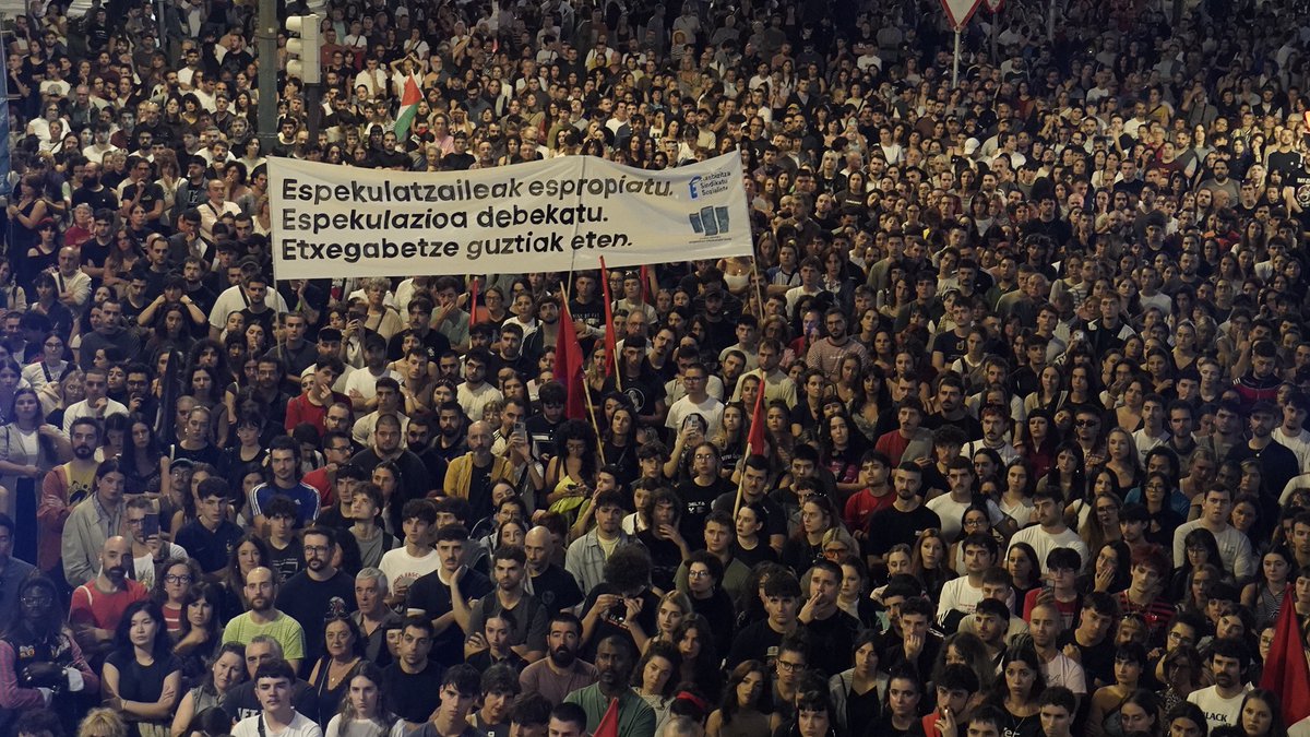 EtxeSindikatua's tweet photo. 🔵Gaur milaka eta milaka pertsona kalera atera gara espekulazioaren aurka eta etxebizitza bermatutako eskubidea izan behar duela aldarrikatzeko.

Argi eta ozen esan dugu: espekulatzaileak espropiatu, espekulazioa debekatu eta bitartekoak behar sozialen zerbitzura jarri behar dira https://t.co/5CEFw9Vgdp
