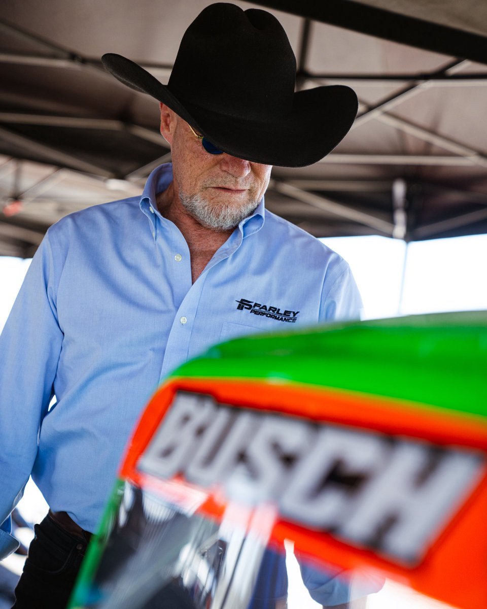 brextonbusch's tweet photo. Pretty cool getting to meet the OG Rowdy!👍🏻

@SERVPRO l @Lucas_Oil l @daysofthunder https://t.co/VRco00GqGp