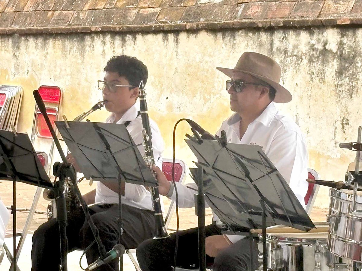 IEEPOGobOax's tweet photo. 🎼✨La Orquesta Sinfónica Infantil y Juvenil #OSIJ, del IEEPO, hizo vibrar San Jerónimo Tlacochahuaya con una presentación que dio muestra del talento de niñas, niños y adolescentes. Bajo la dirección de la D.C.E. Fernanda Chávez Cruz, la música y el arte llegan a más comunidades https://t.co/yj8WQUjray