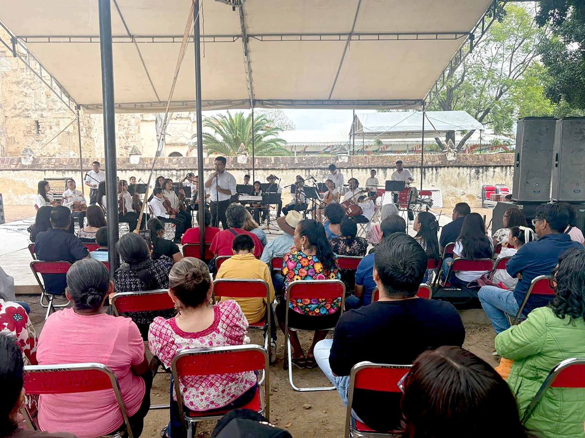 IEEPOGobOax's tweet photo. 🎼✨La Orquesta Sinfónica Infantil y Juvenil #OSIJ, del IEEPO, hizo vibrar San Jerónimo Tlacochahuaya con una presentación que dio muestra del talento de niñas, niños y adolescentes. Bajo la dirección de la D.C.E. Fernanda Chávez Cruz, la música y el arte llegan a más comunidades https://t.co/yj8WQUjray