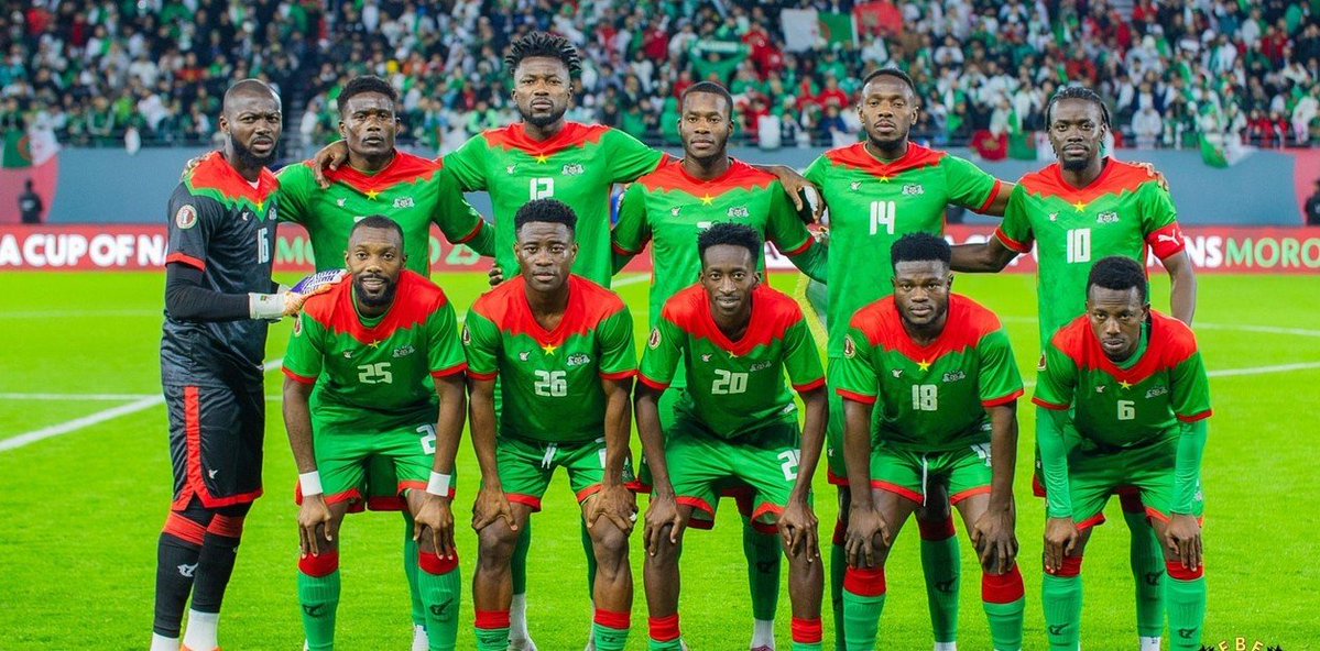 clarincom's tweet photo. BURKINA FASO SIGUE VARADA Y PELIGRA EL AMISTOSO CON ARGENTINA

La Federación de Burkina Faso informó que el viaje a Buenos Aires se interrumpió por la cancelación, sin previo aviso, del vuelo previsto para el 30 de septiembre. El plantel permanece en Marruecos mientras las autoridades buscan una alternativa para continuar el traslado. Por ahora, el amistoso del sábado a las 21 en el Monumental sigue en riesgo.

Fragmentos del comunicado de la Federación de Burkina Faso

"El viaje de la selección nacional A se interrumpió tras la cancelación no anunciada por el proveedor de vuelos del aeropuerto originalmente programado para el 30 de septiembre. Esta cancelación llevó a un reordenamiento del horario de viaje de la delegación".

"Desde que ocurrió el incidente, el Ministerio encargado de los deportes, la federación y la embajada se han movilizado para encontrar, lo antes posible, una solución que permita a la delegación continuar su viaje a Buenos Aires".

"Se han explorado varias opciones para reorganizar un nuevo desplazamiento, pero las limitaciones, especialmente debido al tiempo de viaje, han causado reservas entre los jugadores".

(+) en Clarín: https://t.co/ng8BSuBFeY