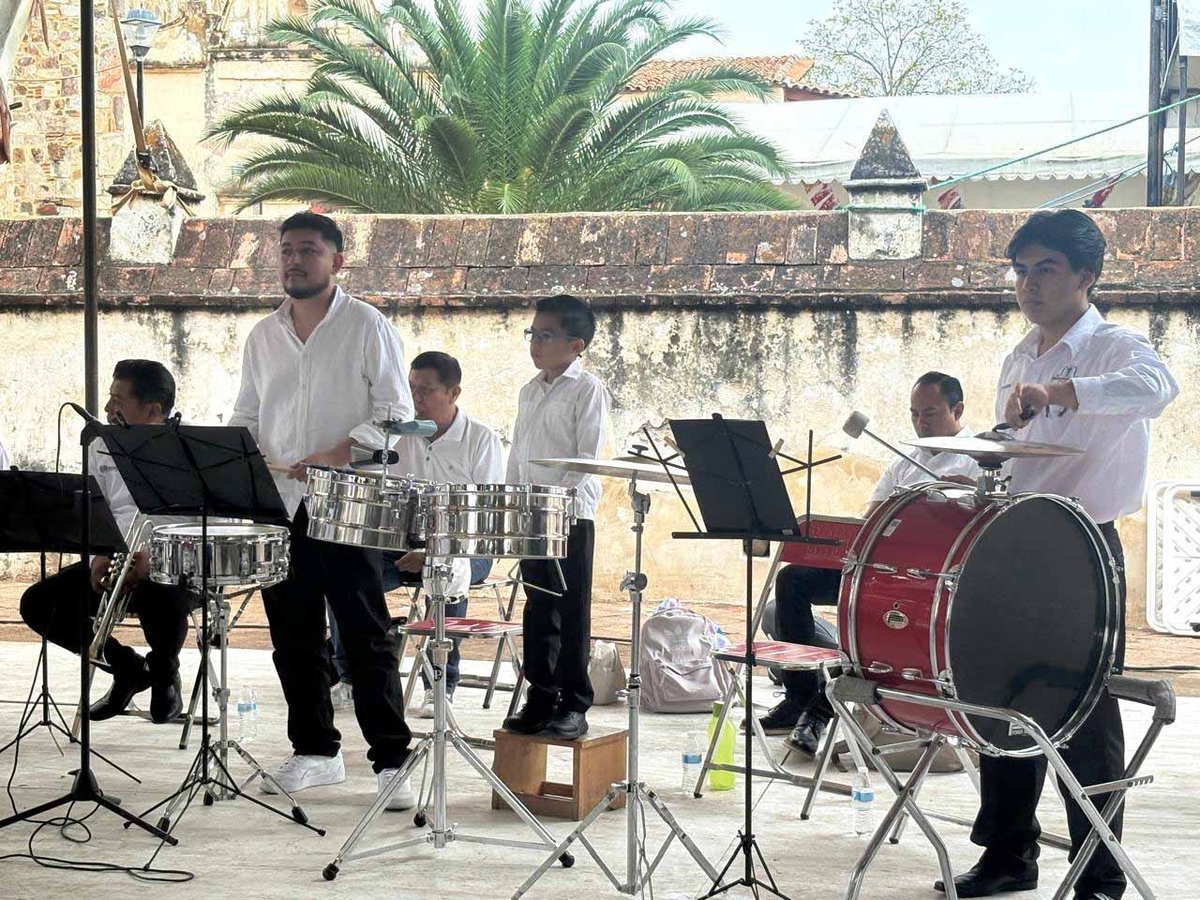 IEEPOGobOax's tweet photo. 🎼✨La Orquesta Sinfónica Infantil y Juvenil #OSIJ, del IEEPO, hizo vibrar San Jerónimo Tlacochahuaya con una presentación que dio muestra del talento de niñas, niños y adolescentes. Bajo la dirección de la D.C.E. Fernanda Chávez Cruz, la música y el arte llegan a más comunidades https://t.co/yj8WQUjray