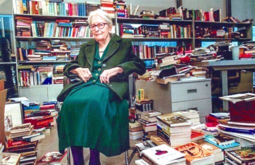 irazya's tweet photo. Felsefeye adanmış bir ömür Onunki. Kendisinden Etik dersi almıştım. İlerleyen yaşına rağmen yaptığı işe gösterdiği özen muazzamdı. Hiçbir şeyden şikayet ettiğini duymadım. Yorulmadan çalıştı, ders verdi, üretti, felsefe yaptı. Üstelik tanıdığım en zarif, ilkeli ve ödünsüz karakterdi. Müthiş saygı uyandırırdı. Başımız sağ olsun. #ioannakuçuradi
