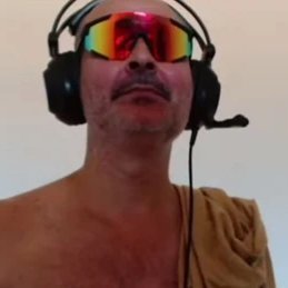 larials__'s tweet photo. @_cidadaodbem @balotaromantico Amg com essa skin? Só por ja ter mulher já tem que estar agradecendo https://t.co/ebDt27ITzc