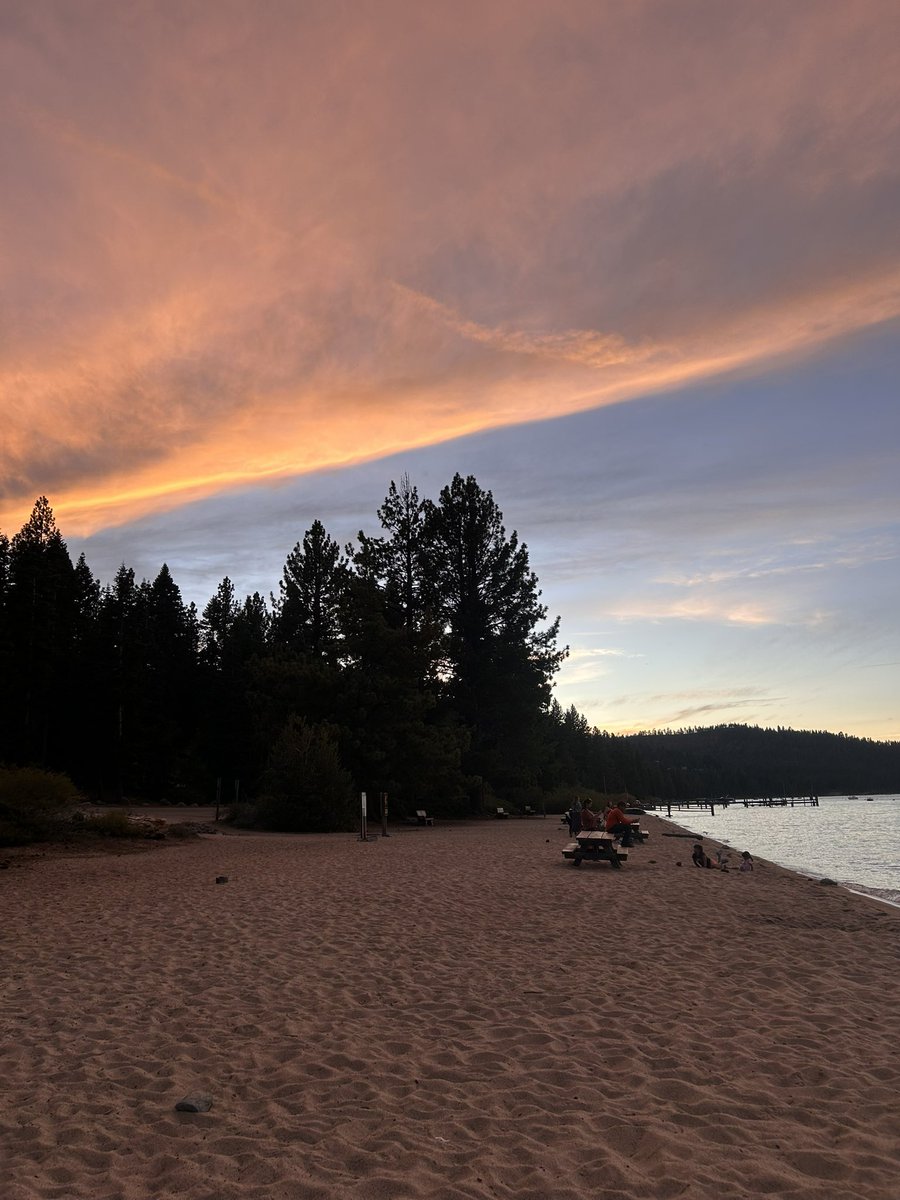 DAPS_Grad's tweet photo. We made it to Friday! Enjoy this lovely cloud photo taken by our very own club member Theo, a runner-up of our Cloud Photo Contest ⛅️ [Photo taken at Lake Tahoe, CA] https://t.co/geuF9vCO1d