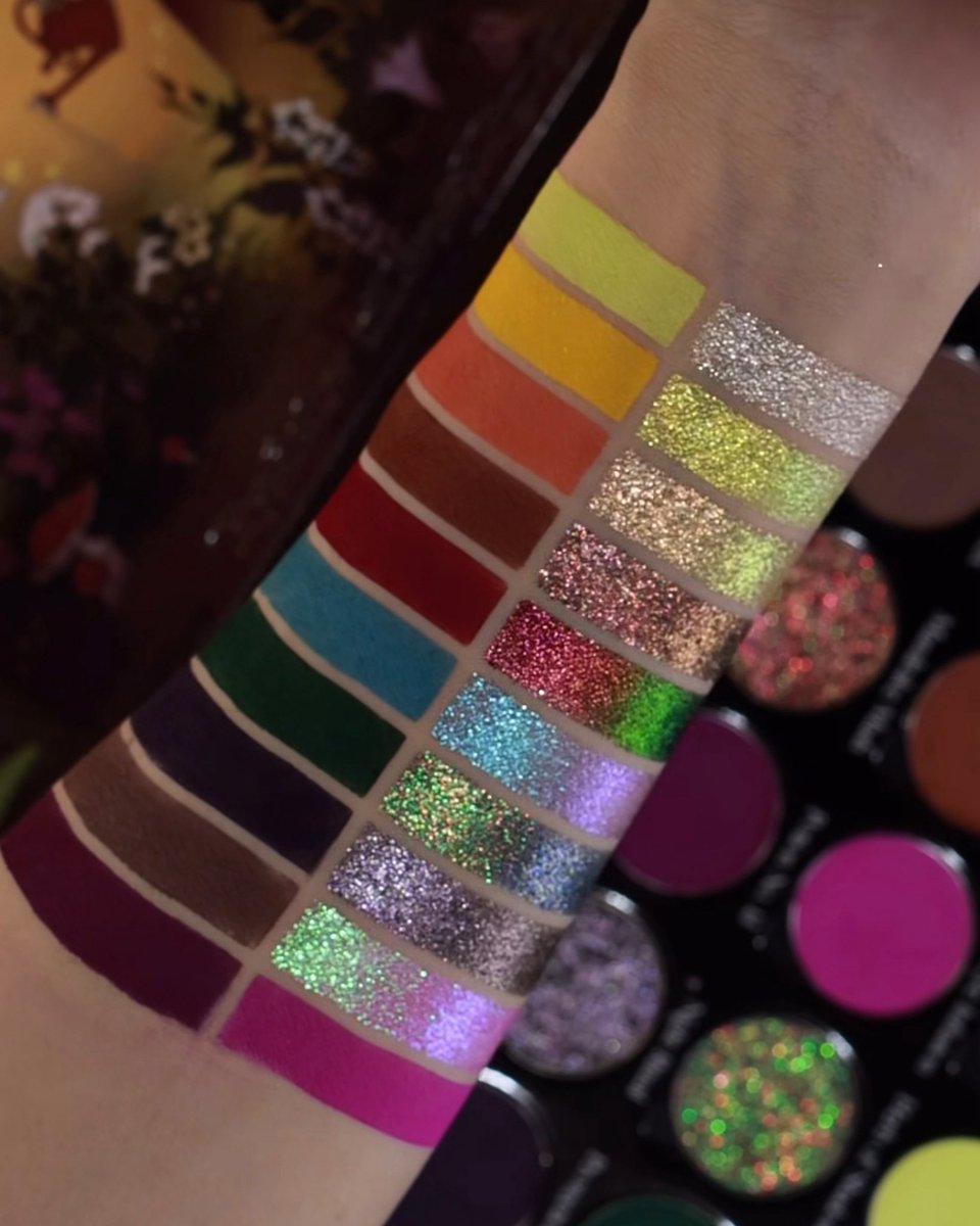 Iren_Horrors's tweet photo. Let me introduce you my first collaboration with gorgeous BellaBeauteBar as an artist for the Garden of Spells palette 🔮🍂🌱🧙‍♀️
A big fan of the brand myself and I’m so so happy about the final result, the colours are so vibrant and shimmers are magical ✨ https://t.co/W67mEQQRvr