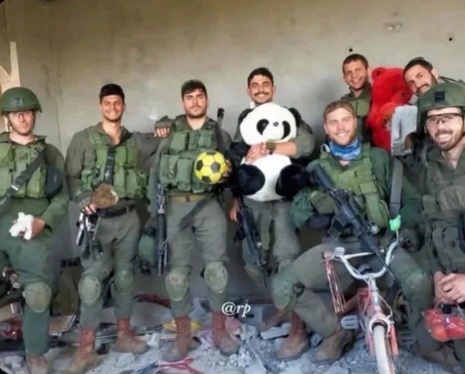 soupalestina's tweet photo. 🇮🇱🏴‍☠️🇵🇸 Soldados judeus israelenses sorriem para fotos de recordação em meio aos escombros de casas que antes eram lares seguros para famílias, cercados pelos brinquedos silenciosos de crianças cujas risadas eles apagaram, seja pela morte ou pelo deslocamento, em Gaza. https://t.co/1h5yiURIIN
