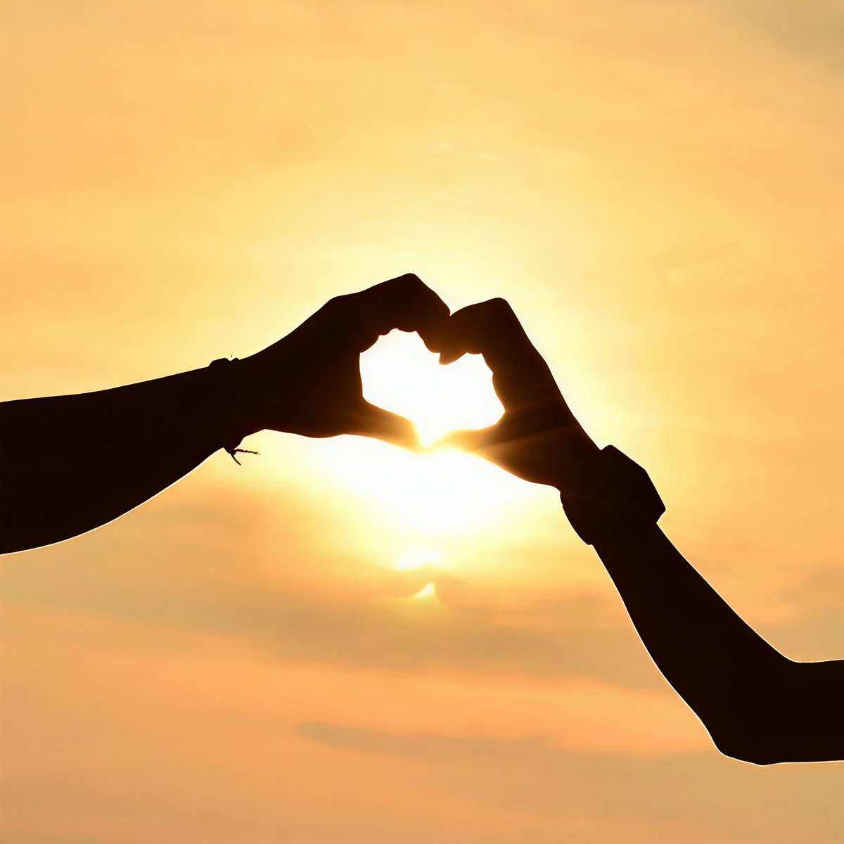 JoannaDanuag's tweet photo. Estando a kilómetros, pero tu risa y cada mensaje me calientan el corazón. Nunca estoy solo, porque estás en cada latido mío.， https://t.co/XSylPyp1cb