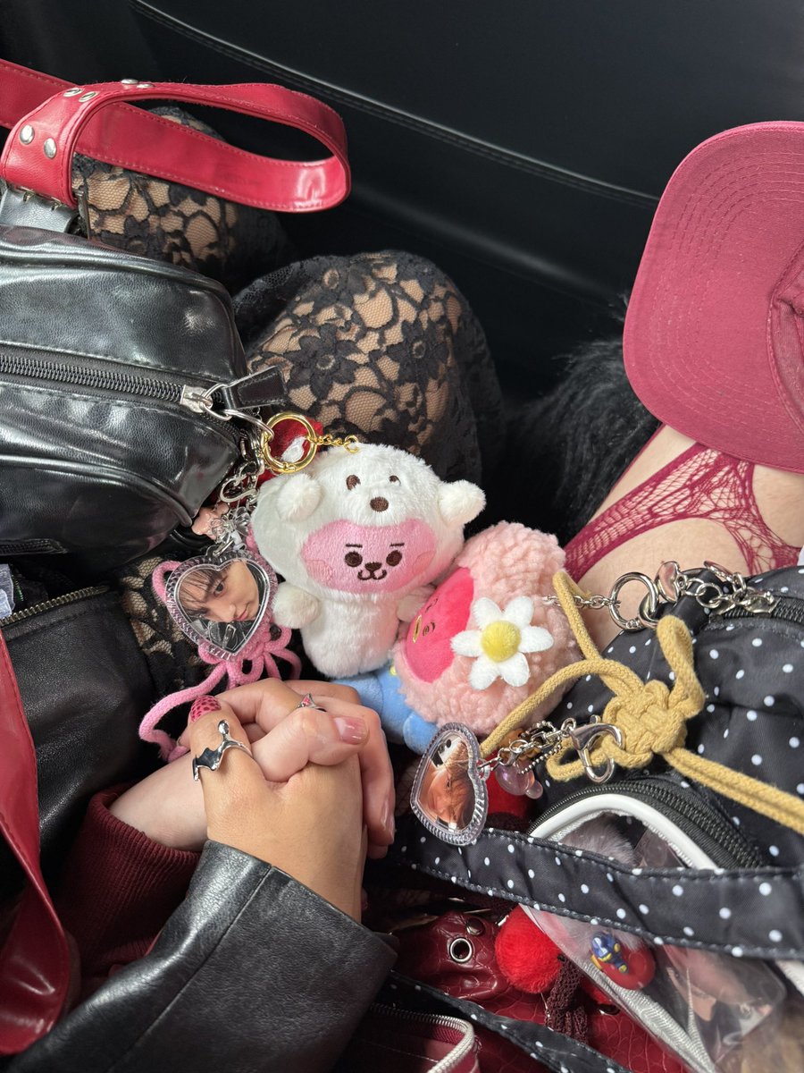 artsyvboy's tweet photo. LESBIANS IN LUV READY FOR BTS https://t.co/5ZU3fPLnKT