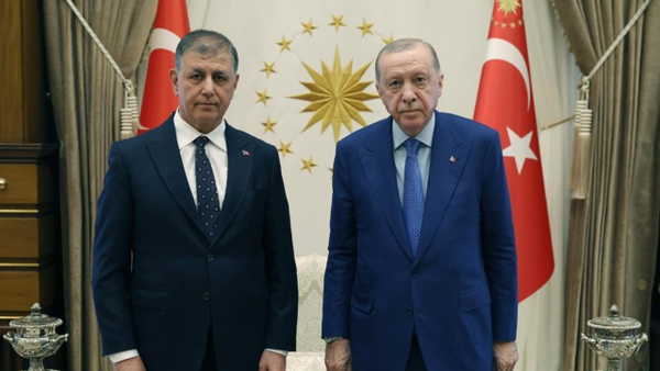 eminpazarci's tweet photo. Algı operasyonlarını boş verin, gerçeğe bakın:
CHP'den istifa ettiler. Yeni Partililer "Bize geliyor" diye bayram yaparken, Ankara Büyükşehir Belediye Başkanı Mansur Yavaş ve İzmir Büyükşehir Belediye Başkanı Cemil Tugay, Külliye'ye Erdoğan'ın yanına koştu.
Hani Erdoğan bitmişti?
Hani gidiciydi?
Bunlar iyi nabız tutarlar!