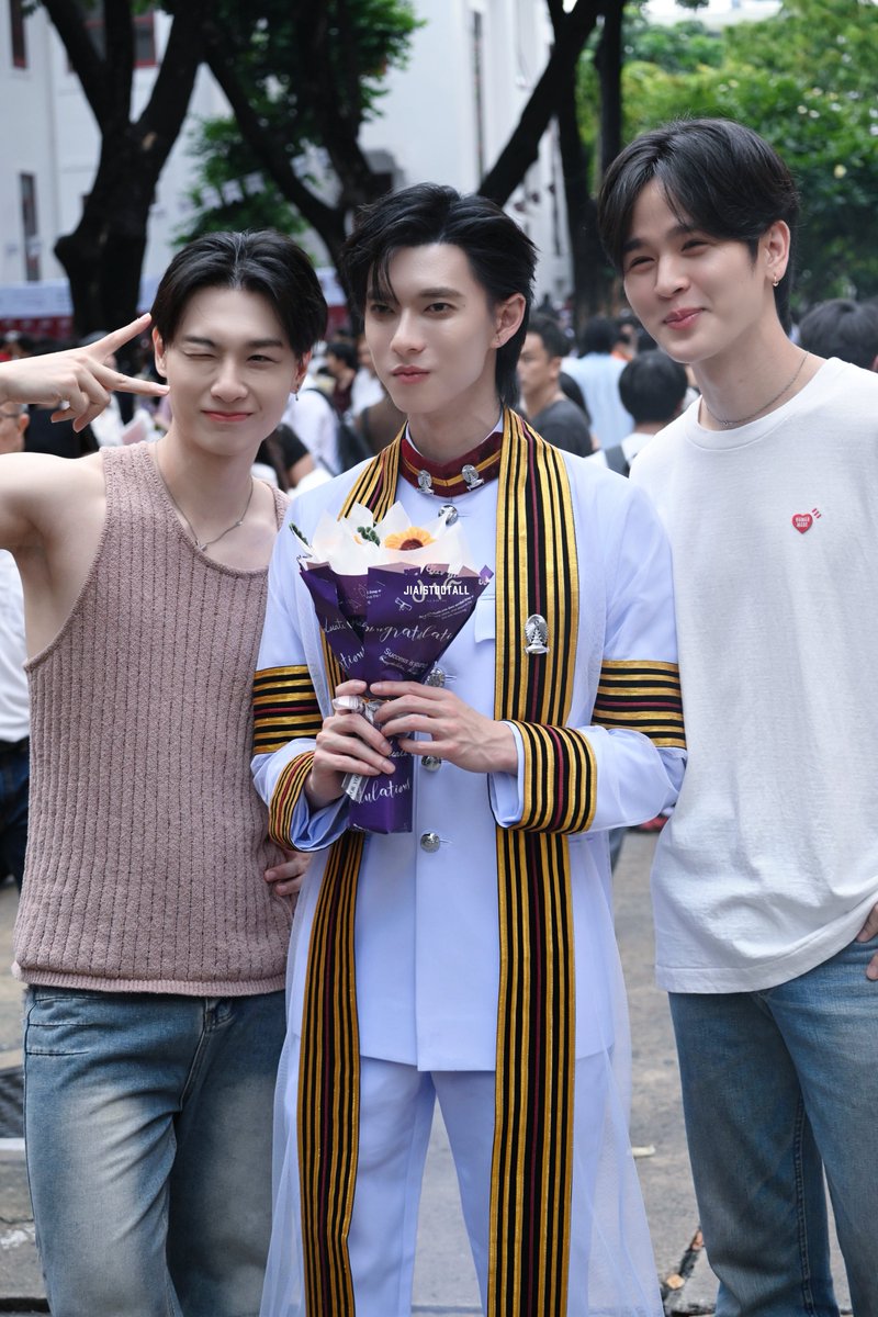 jia_istootall's tweet photo. Thank you P'Gun and P'Yoon for coming to support Pooh

#PoohGraduationDay #ppoohkt https://t.co/VELpOc0EE4