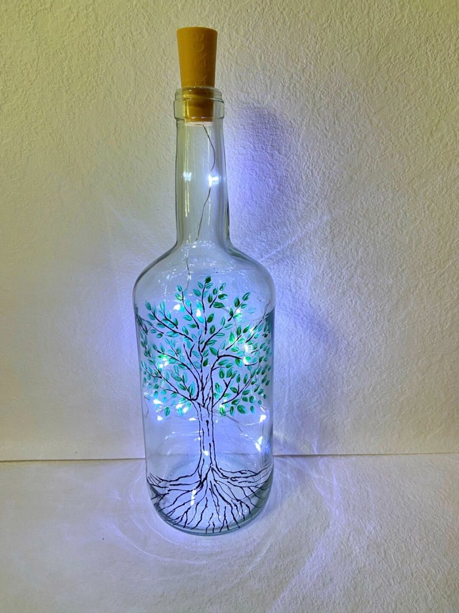 JosephineRttvu's tweet photo. Transformé viejas botellas de vidrio en luces decorativas para mi sala Qué fácil y hermoso! #ManualidadesDIY https://t.co/GknlI1JgDz