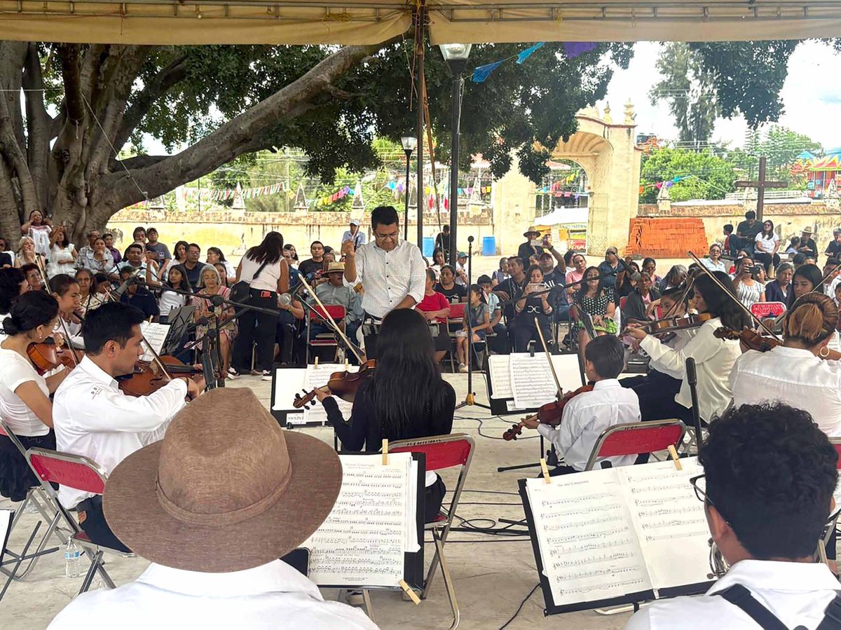 IEEPOGobOax's tweet photo. 🎼✨La Orquesta Sinfónica Infantil y Juvenil #OSIJ, del IEEPO, hizo vibrar San Jerónimo Tlacochahuaya con una presentación que dio muestra del talento de niñas, niños y adolescentes. Bajo la dirección de la D.C.E. Fernanda Chávez Cruz, la música y el arte llegan a más comunidades https://t.co/yj8WQUjray