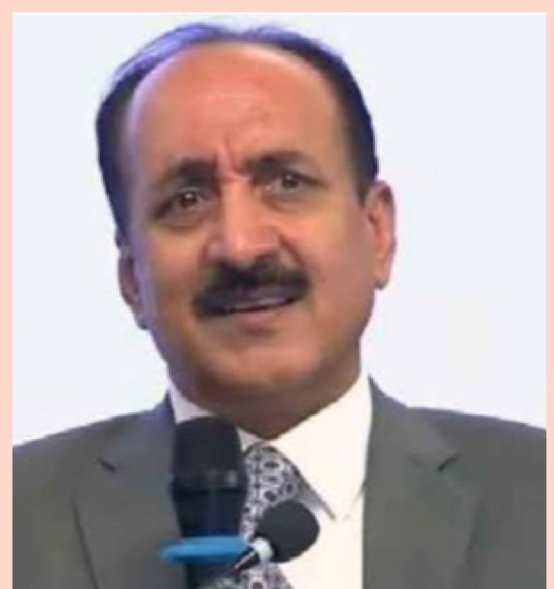AdnanA_007's tweet photo. توبہ توبہ یہ تو ہماری سوچ سے بھی نالائق نکلا میٹرک میں دو بار فیل ہوا پھر انٹر اور بی اے میں بھی یہی حال ہوا لیکن مزے کی بات یہ کہ LLB میں داخلہ بی اے کرنے سے پہلے ہی لے لیا اور جعلی ڈگری بھی لے لی واہ بھونڈ تیریاں پھرتیاں 😂
اگر بدنسل اور ٹاؤٹ داؤد نہ بھونکتا تو عوام کو کیسے پتہ چلتا اسکے بہنوئی کی جعلی ڈگری ہے اب پیش تو کرنی پڑے گی!!