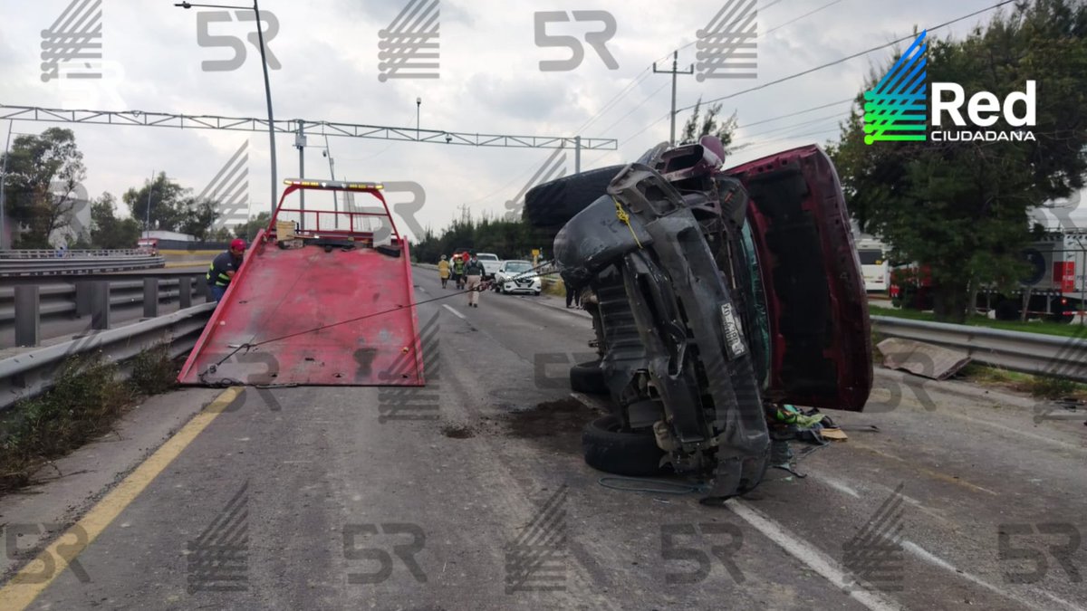 laredcincoradio's tweet photo. #ReporteRed 🚨🚗|| Se reporta la volcadura de dos vehículos en la lateral, frente al Outlet y antes de la caseta. Tome precauciones al circular por la zona. https://t.co/zpx6R6dg8W