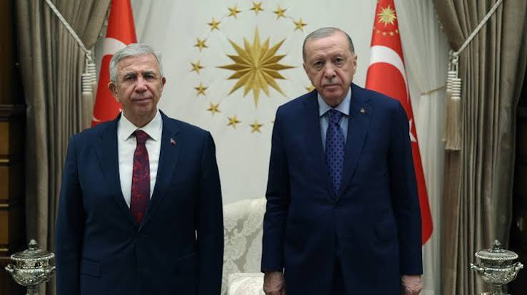 eminpazarci's tweet photo. Algı operasyonlarını boş verin, gerçeğe bakın:
CHP'den istifa ettiler. Yeni Partililer "Bize geliyor" diye bayram yaparken, Ankara Büyükşehir Belediye Başkanı Mansur Yavaş ve İzmir Büyükşehir Belediye Başkanı Cemil Tugay, Külliye'ye Erdoğan'ın yanına koştu.
Hani Erdoğan bitmişti?
Hani gidiciydi?
Bunlar iyi nabız tutarlar!