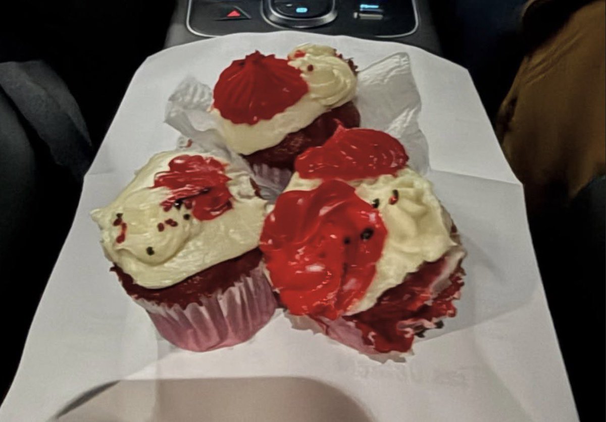 selenadaydream's tweet photo. Le llevaba postres de su evento 🥹🥹 https://t.co/evCFVrZfB1