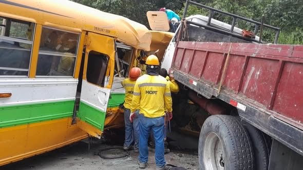 ITROriginal's tweet photo. 🚨 TRAGEDIA EN LOS CHORROS: CAMIÓN SIN FRENOS HABRÍA PROVOCADO CHOQUE MÚLTIPLE

⚠️ El fuerte impacto ocurrió sobre el kilómetro 17 ½ de la carretera Panamericana, a la altura de la ex báscula, en Colón.

🚚 La Policía informó que un camión arenero, un bus de la ruta 202 y tres automóviles particulares estuvieron involucrados. Socorristas señalan que el vehículo pesado habría sufrido una falla en los frenos.

🕯️ El saldo preliminar es de dos personas fallecidas, mientras equipos de emergencia trasladan a los lesionados hacia centros asistenciales.

⛔ El paso vehicular permanece completamente bloqueado en la zona de Los Chorros.