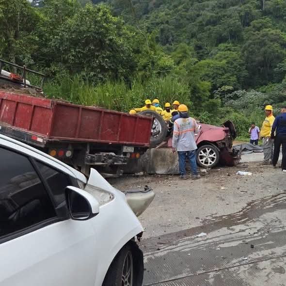 ITROriginal's tweet photo. 🚨 TRAGEDIA EN LOS CHORROS: CAMIÓN SIN FRENOS HABRÍA PROVOCADO CHOQUE MÚLTIPLE

⚠️ El fuerte impacto ocurrió sobre el kilómetro 17 ½ de la carretera Panamericana, a la altura de la ex báscula, en Colón.

🚚 La Policía informó que un camión arenero, un bus de la ruta 202 y tres automóviles particulares estuvieron involucrados. Socorristas señalan que el vehículo pesado habría sufrido una falla en los frenos.

🕯️ El saldo preliminar es de dos personas fallecidas, mientras equipos de emergencia trasladan a los lesionados hacia centros asistenciales.

⛔ El paso vehicular permanece completamente bloqueado en la zona de Los Chorros.