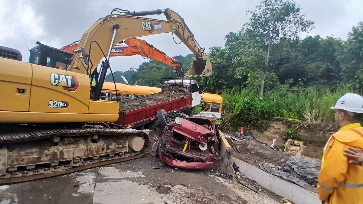 ITROriginal's tweet photo. 🚨 TRAGEDIA EN LOS CHORROS: CAMIÓN SIN FRENOS HABRÍA PROVOCADO CHOQUE MÚLTIPLE

⚠️ El fuerte impacto ocurrió sobre el kilómetro 17 ½ de la carretera Panamericana, a la altura de la ex báscula, en Colón.

🚚 La Policía informó que un camión arenero, un bus de la ruta 202 y tres automóviles particulares estuvieron involucrados. Socorristas señalan que el vehículo pesado habría sufrido una falla en los frenos.

🕯️ El saldo preliminar es de dos personas fallecidas, mientras equipos de emergencia trasladan a los lesionados hacia centros asistenciales.

⛔ El paso vehicular permanece completamente bloqueado en la zona de Los Chorros.
