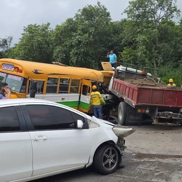 ITROriginal's tweet photo. 🚨 TRAGEDIA EN LOS CHORROS: CAMIÓN SIN FRENOS HABRÍA PROVOCADO CHOQUE MÚLTIPLE

⚠️ El fuerte impacto ocurrió sobre el kilómetro 17 ½ de la carretera Panamericana, a la altura de la ex báscula, en Colón.

🚚 La Policía informó que un camión arenero, un bus de la ruta 202 y tres automóviles particulares estuvieron involucrados. Socorristas señalan que el vehículo pesado habría sufrido una falla en los frenos.

🕯️ El saldo preliminar es de dos personas fallecidas, mientras equipos de emergencia trasladan a los lesionados hacia centros asistenciales.

⛔ El paso vehicular permanece completamente bloqueado en la zona de Los Chorros.