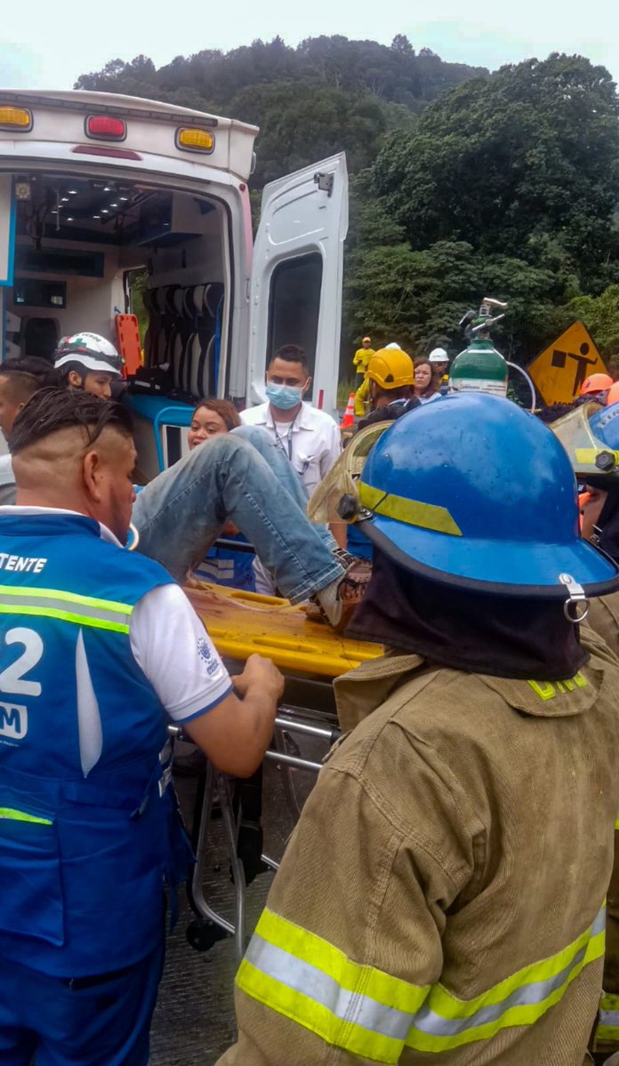 BomberosSV's tweet photo. 🚨 Atendemos accidente de tránsito en la carretera a Los Chorros, a la altura de la exbáscula.

Nuestro personal operativo realiza labores de atención en la zona.

🚗 🚧 Conduzca con precaución y atienda las indicaciones de las autoridades. https://t.co/F4lfXqaogD