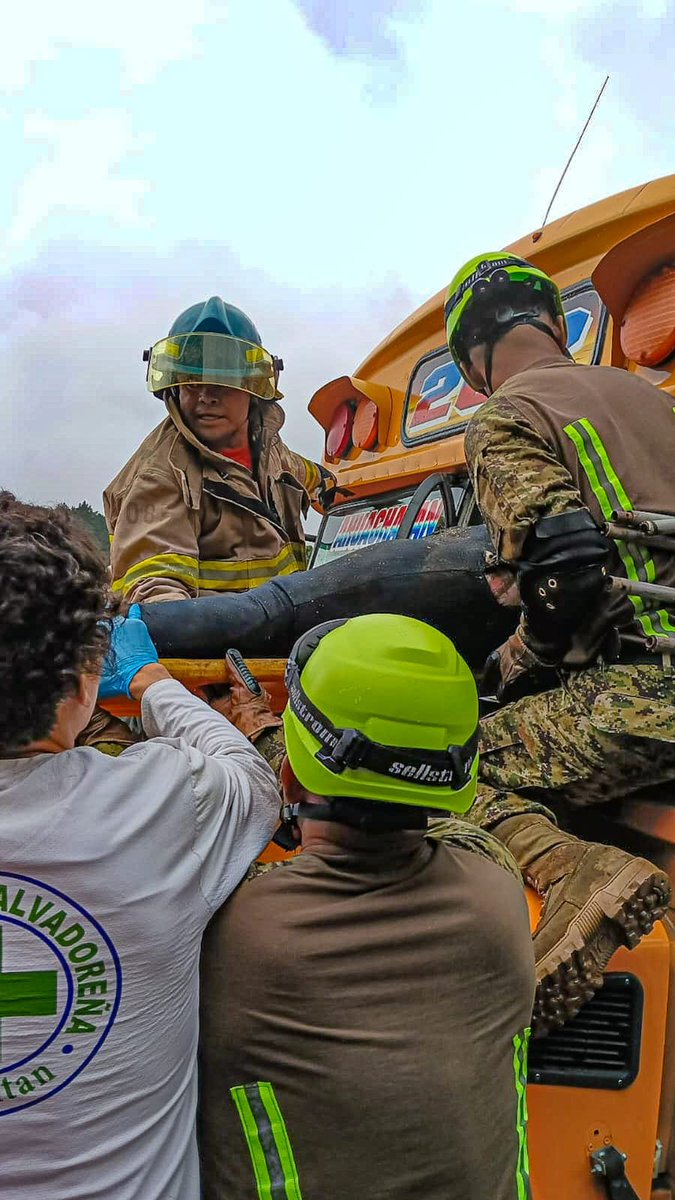 BomberosSV's tweet photo. 🚨 Atendemos accidente de tránsito en la carretera a Los Chorros, a la altura de la exbáscula.

Nuestro personal operativo realiza labores de atención en la zona.

🚗 🚧 Conduzca con precaución y atienda las indicaciones de las autoridades. https://t.co/F4lfXqaogD