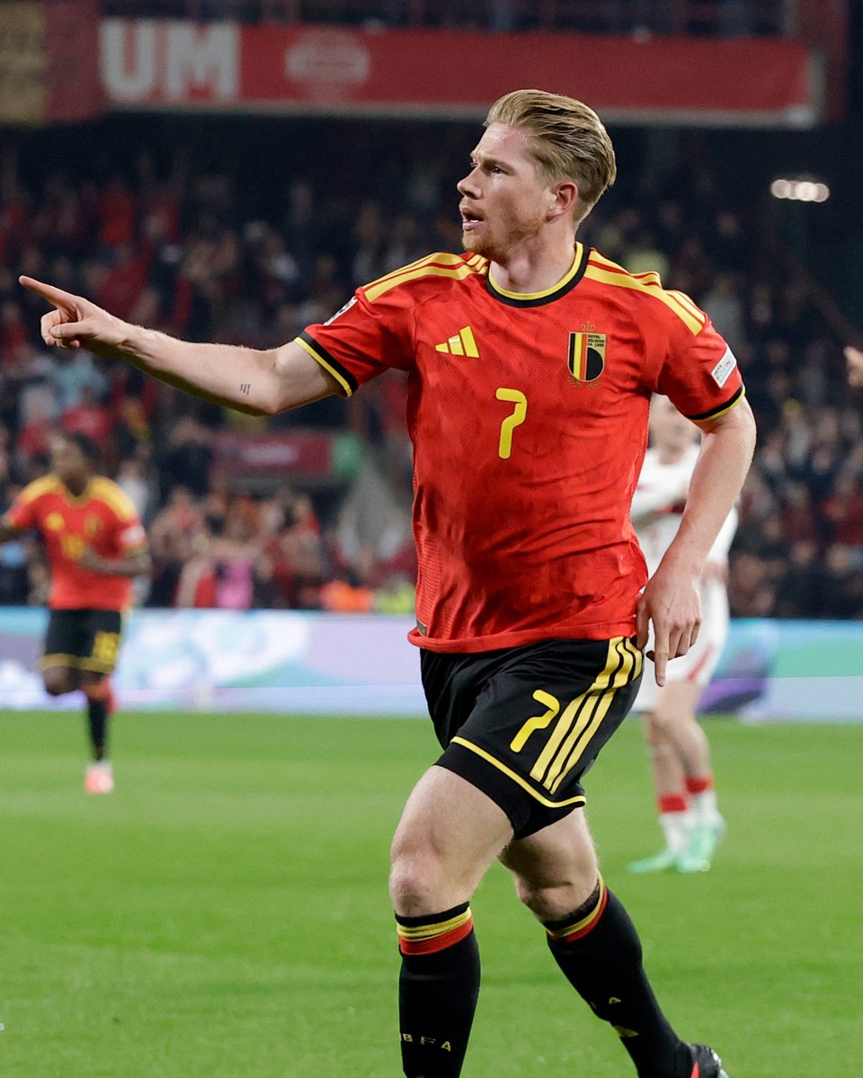 brfootball's tweet photo. Kevin De Bruyne scores his 200th career goal for club and country 🇧🇪

⚽️ 108—Man City
⚽️ 39—Belgium️
⚽️ 20—Wolfsburg
⚽️ 17—Genk
⚽️ 10—Werder Bremen
⚽️ 6—Napoli https://t.co/wxTZ8FCbAB