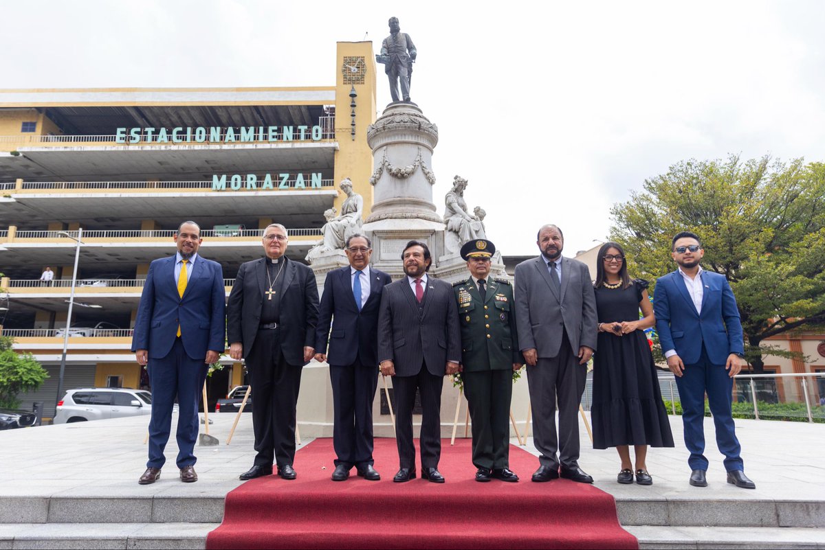 SComercioSV's tweet photo. El secretario @MiguelKattan1 acompañó al embajador hondureño César Pinto al acto de conmemoración del 234 aniversario del nacimiento y legado del prócer Francisco Morazán. Asistieron el cuerpo diplomático acreditado en el país y el vice presidente  Dr. Félix Ulloa. https://t.co/pRtQXtOw8c