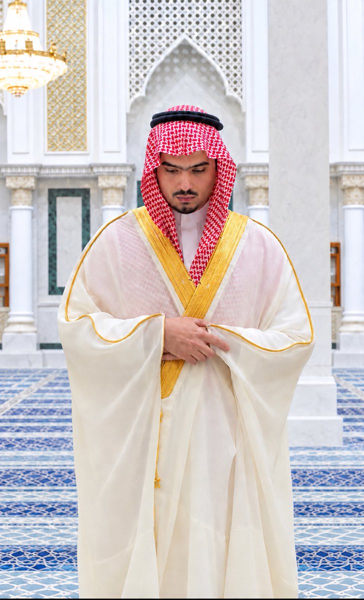 Alshaikh2's tweet photo. «شبل من ذاك الأسد».

صاحب السمو الملكي الأمير #راكان_بن_سلمان_بن_عبدالعزيز، محافظ #الدرعية .. 
من مدرسة #الملك_سلمان، إلى الأرض التي كُتبت عليها الصفحة الأولى من تاريخ الدولة السعودية. 

و ما أجمل المعنى حين يلتقي ابنُ سلمان بالدرعية؛ أبٌ حفظ للتاريخ مكانته، و أرضٌ حفظت للوطن بدايته .. كأن العناية التي غرسها الأب، تمدّ جذورها في جيلٍ يحمل أمانة الغد. 

هنا، يزداد شرف الاسم بمعنى المسؤولية، و يصبح الوفاء للتاريخ عملاً من أجل المستقبل.

راكان .. ابنُ من يعرف قدر الدرعية، في خدمة الدرعية التي تعرف قدر أبيه.