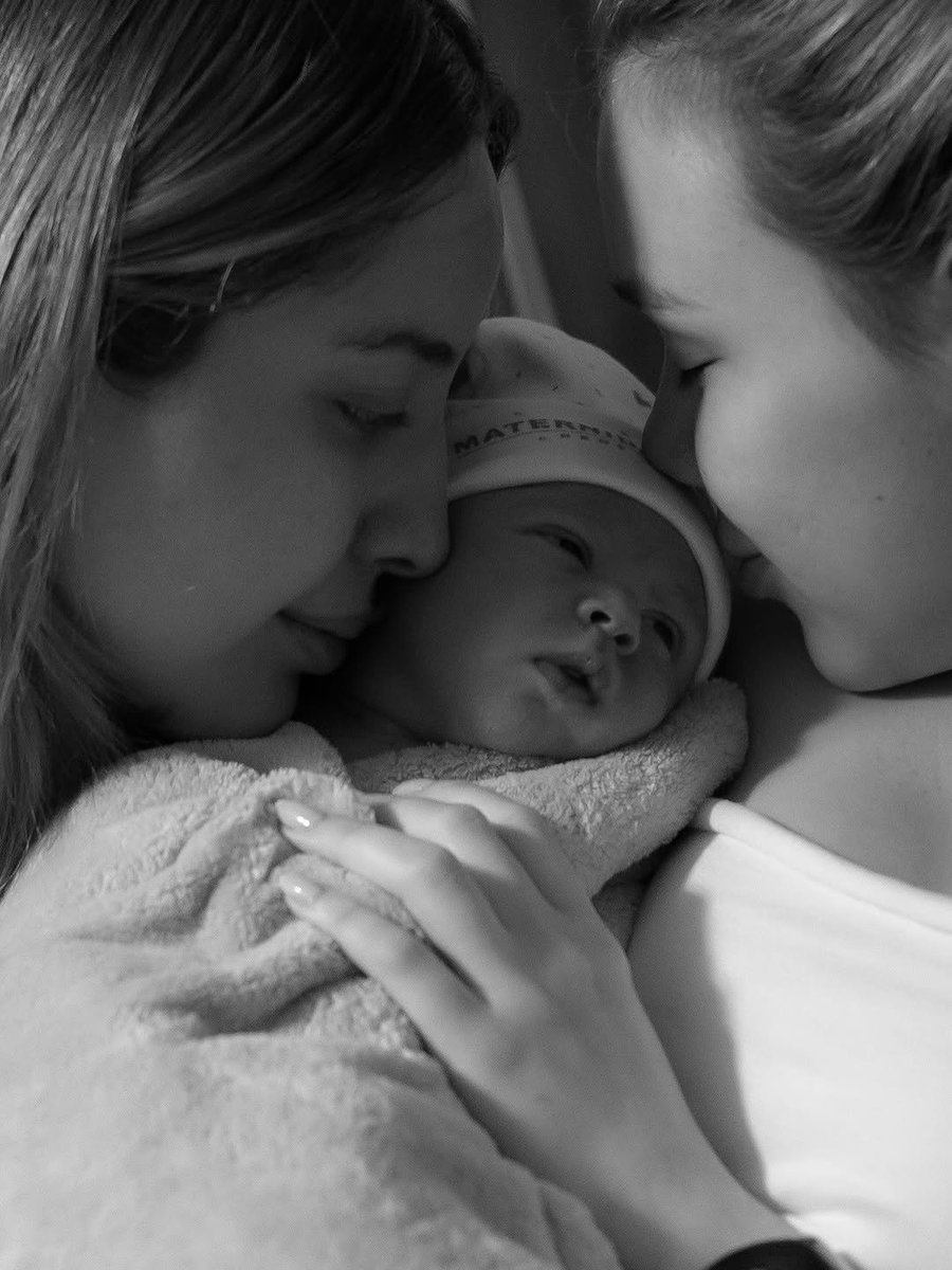 lenakluthor's tweet photo. a isabela filha da mari com a júlia finalmente nasceu meu deus é a família mais linda do mundo 😭😭😭 https://t.co/ft1HNcBi9Y