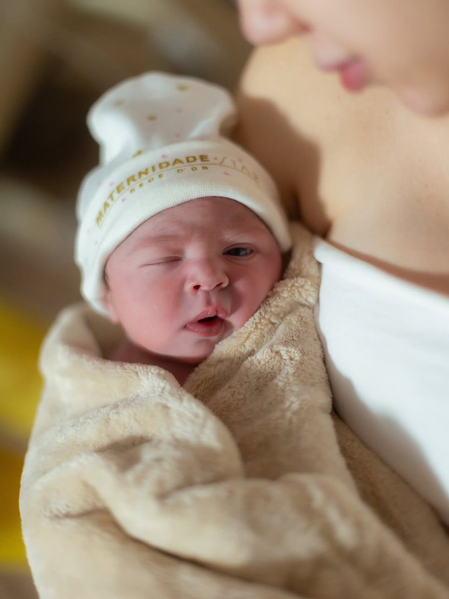 lenakluthor's tweet photo. a isabela filha da mari com a júlia finalmente nasceu meu deus é a família mais linda do mundo 😭😭😭 https://t.co/ft1HNcBi9Y