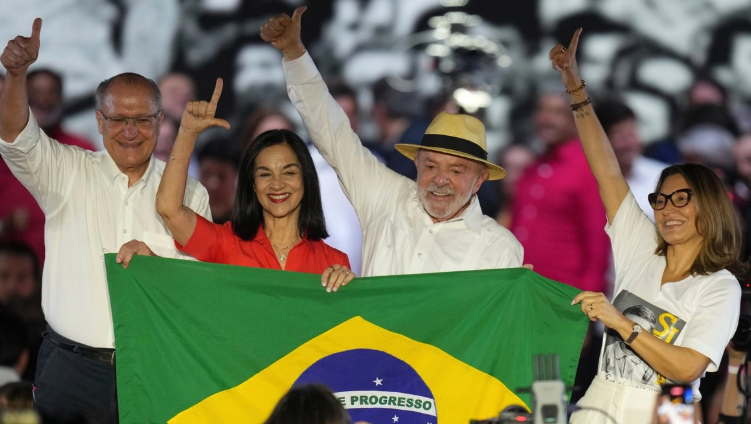 El_Chamuco's tweet photo. 🇧🇷 TV Globo canceló el último debate presidencial antes de la primera vuelta en Brasil.

Dos decisiones judiciales modificaron las reglas del encuentro y, posteriormente, Lula y Flávio Bolsonaro decidieron no participar.

El TSE prohibió mostrar el atril vacío de Lula y el STF ordenó incluir al candidato Renan Santos.

https://t.co/ehH7nc3bx3

#Brasil #EleccionesBrasil #TVGlobo