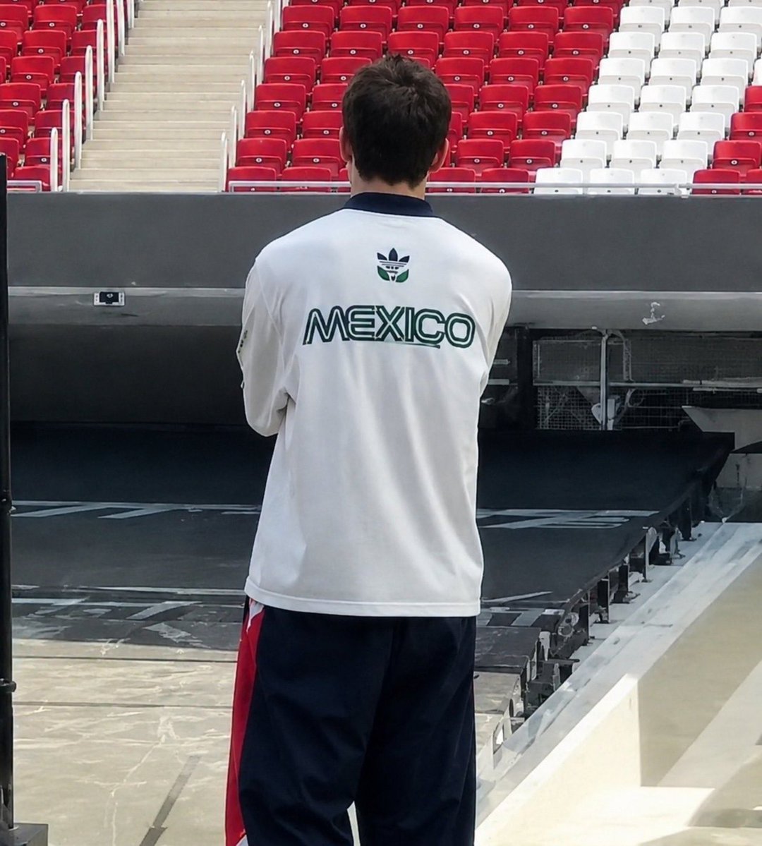 juanitokzzi's tweet photo. sí claro, sobre todo Namjoon se hartó de México, pendejas 🗣️ https://t.co/o9iuT7lpqG