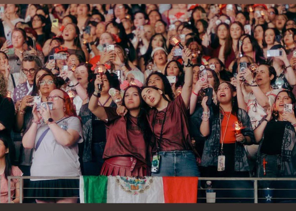 juanitokzzi's tweet photo. sí claro, sobre todo Namjoon se hartó de México, pendejas 🗣️ https://t.co/o9iuT7lpqG