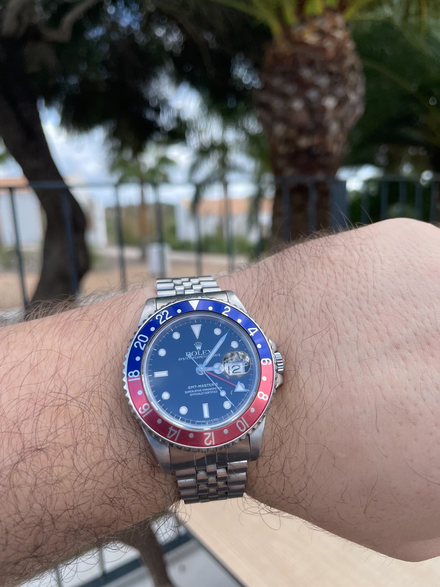 InsideAWatch's tweet photo. That skinny arrow hand isn't the normal hour hand. It crawls around once a day, pointing at the 24-hour ring on the bezel. Pan Am had Rolex add it back in 1954 so pilots could read Greenwich time and local time off the same dial. Photo: OpaleHorse via Wikimedia Commons https://t.co/zwMXbyG5QW