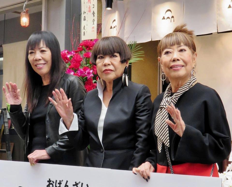 maro_fashion358's tweet photo. 友人が「コシノ三姉妹の見分けがつかない」と言うので、
「アイライン無しがヒロコ、アイラインありがジュンコ、ノーメイクがミチコだよ」って私が教えたらツボってました。 https://t.co/Wjx6GWMeFw