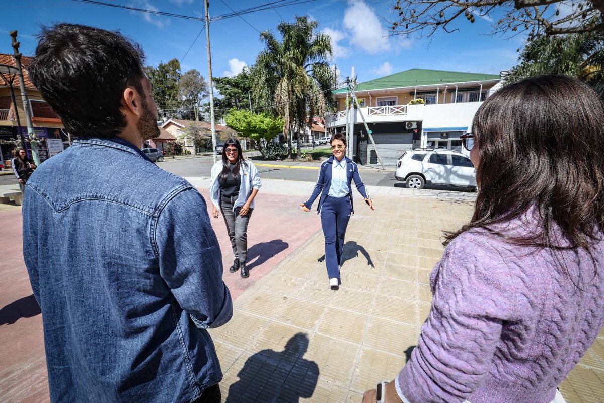 mayrasmendoza's tweet photo. ¡Avanza el Paseo Cultural y Deportivo Don Bosco! 💪🏼

Con el equipo de trabajo recorrimos la obra de este nuevo espacio que va a contar con un polideportivo cubierto, vestuarios, postas deportivas al aire libre y sectores para actividades culturales y recreativas. Un lugar para hacer deporte, disfrutar y encontrarse con otros vecinos y vecinas.

Esta obra forma parte de nuestro Plan Bianual 2025–2027 y, junto con los nuevos polideportivos de Ezpeleta y Bernal Oeste, va a permitir que más familias tengan acceso a disfrutar de un espacio verde cerca de sus casas.

Estos espacios gratuitos y abiertos a la comunidad son parte de la construcción de una comunidad más sana. Queremos que nuestros pibes y pibas puedan pasar menos tiempo frente a las pantallas y tengan más oportunidades para encontrarse, disfrutar al aire libre, hacer deporte y practicar calistenia. 

Aun en este contexto de desfinanciación de la obra pública por parte del gobierno nacional, seguimos trabajando para que en cada barrio haya lugares que inviten a compartir y a cuidarnos entre todos y todas.