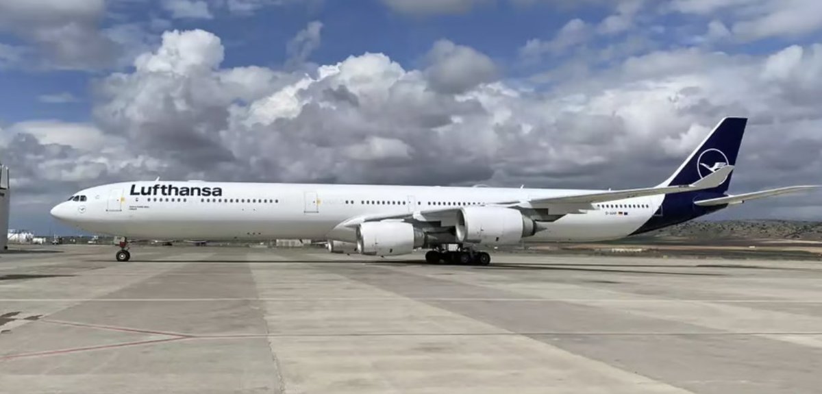 Gate7aviation's tweet photo. ✈️ Lufthansa tourne la page de l’Airbus A340-600.

Le dernier exemplaire du quadriréacteur doit effectuer son ultime vol commercial le 18 octobre 2026, entre Francfort et Washington-Dulles, sous le numéro LH419.

Après près de 23 ans de service, les quatre derniers A340-600 de Lufthansa quitteront définitivement la flotte.

Leur retrait, plusieurs fois repoussé, intervient alors que Lufthansa accélère la modernisation de sa flotte long-courrier avec notamment les Airbus A350 et Boeing 787.

Une page emblématique se referme pour le plus grand des A340. 🛫

@lufthansa  @Airbus  #A340 #Aviation #A340600