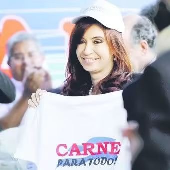 LadyAMA01091892's tweet photo. Nunca se olvide de esta mugrienta chorra que hacia bandejas con grasa para los pobres y las vendía como "carne para todos". Desgraciada. https://t.co/2Ewmnw13MB