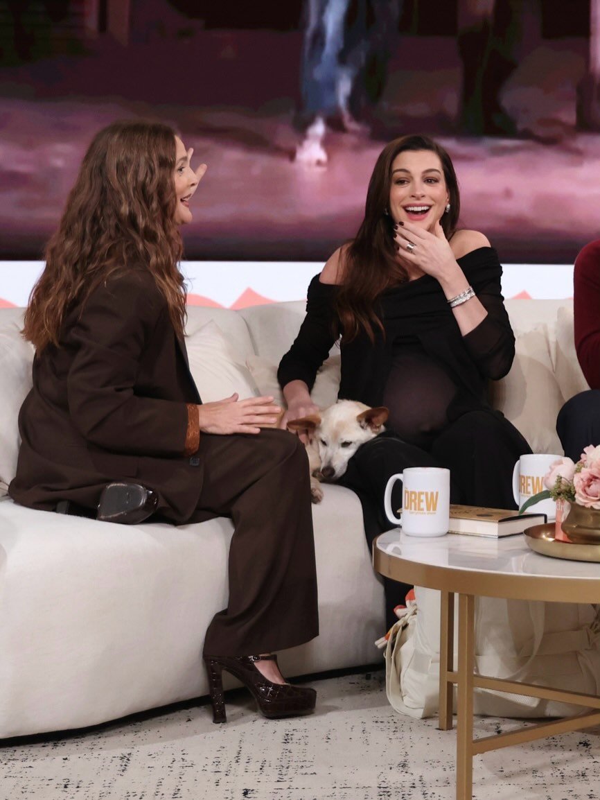 badpostanne's tweet photo. Anne Hathaway on "The Drew Barrymore Show". https://t.co/aE0yDLewMX