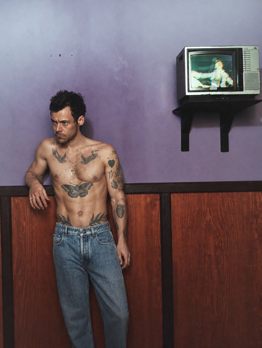 CrimsonHea4rt's tweet photo. Harry Styles Goes Shirtless for His New Magazine Cover 🌈 https://t.co/qeY1GnzKpl
