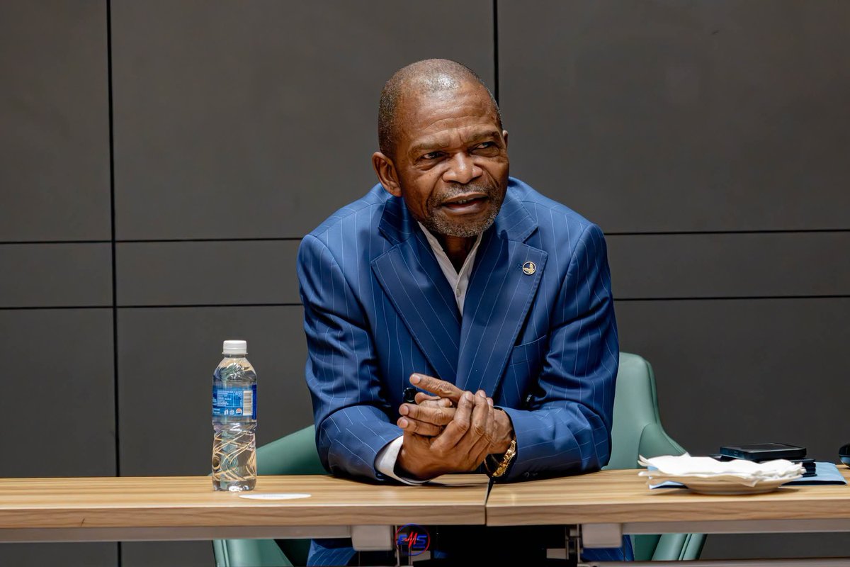 StanysBujakera's tweet photo. #Kinshasa : les confessions religieuses clôturent ce samedi le « Dialogue spirituel pour la Nation »

La Plateforme des confessions religieuses de la RDC et les Églises de la RDC organisent ce samedi 3 octobre 2026 la clôture solennelle du « Dialogue spirituel pour la Nation ». 

La cérémonie est prévue à partir de 8 heures au stade Tata Raphaël, à Kinshasa, selon le carton d'invitation diffusé par les organisateurs. 

Cette initiative, portée par la plateforme que préside l'archevêque Évariste Ejiba Yamapia, se déroule en parallèle du Dialogue national convoqué par le président Félix Tshisekedi.