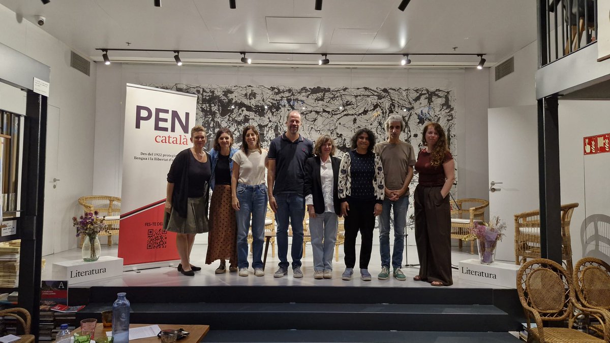 PENCatala's tweet photo. @OnaLlibres @Jordi_Armadans @LauraHuergaRV @annagual @GemmaVentura90 Finalitza la lectura amb Marta Vives, que llegeix un fragment del discurs d’acceptació del Nobel de Svetlana Alexièvitx.

Moltes gràcies a tothom que ha vingut a aquest acte festiu i reivindicatiu! https://t.co/f1jcjWZEwe