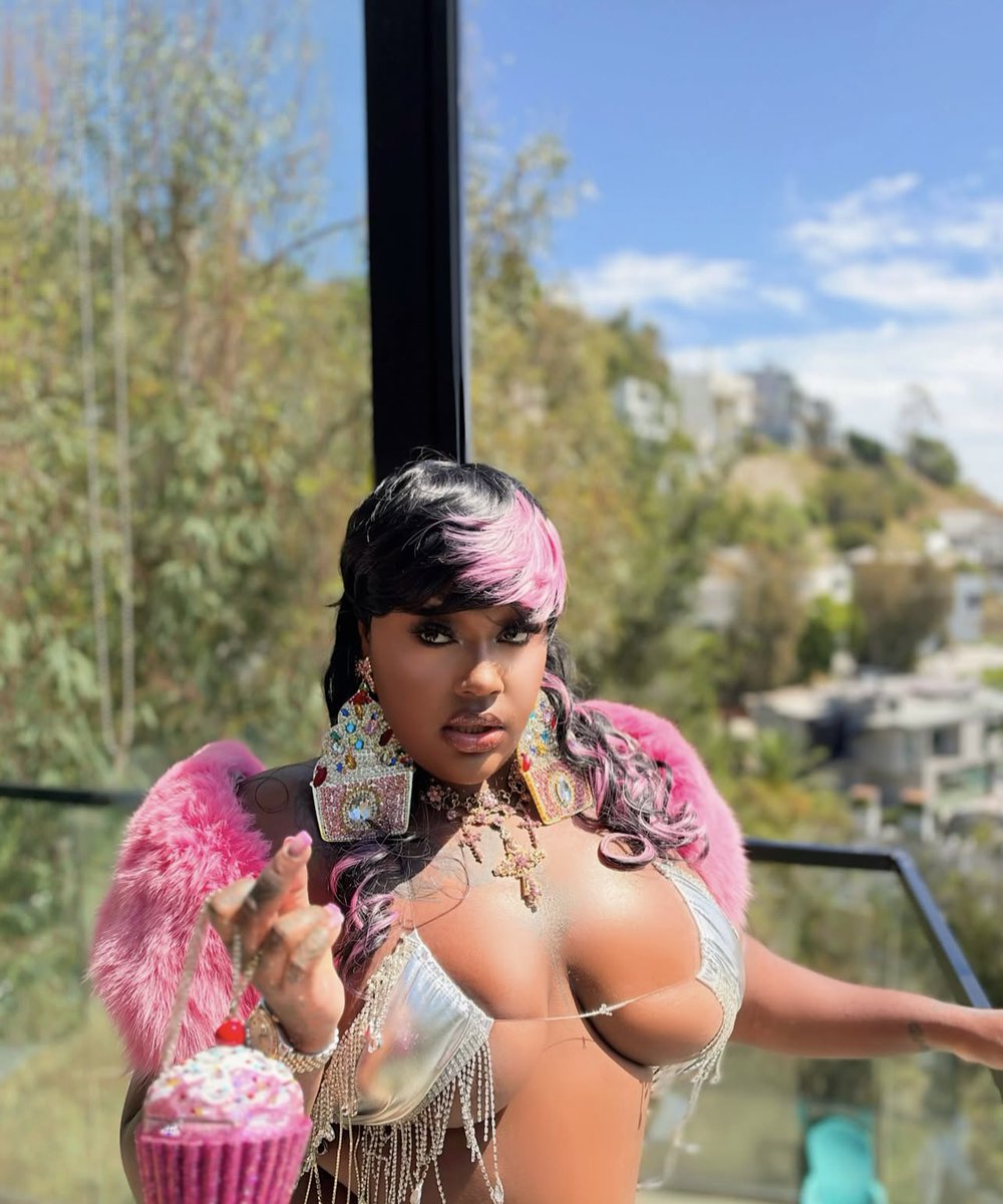 CupcakkeUbdates's tweet photo. Cupcakke looks breath taking in new photos 😍 https://t.co/qp8IkBzB6S