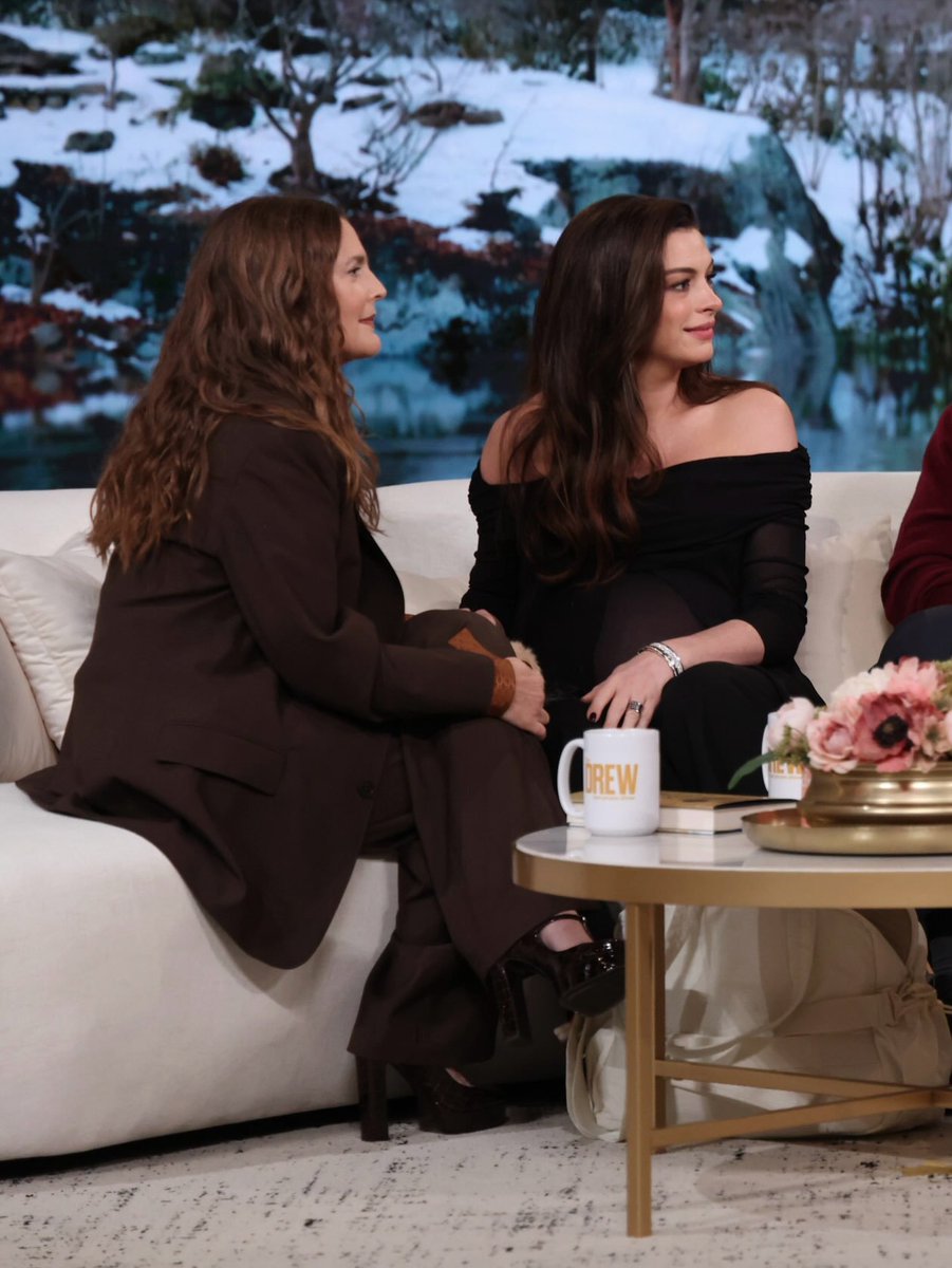 badpostanne's tweet photo. Anne Hathaway on "The Drew Barrymore Show". https://t.co/aE0yDLewMX