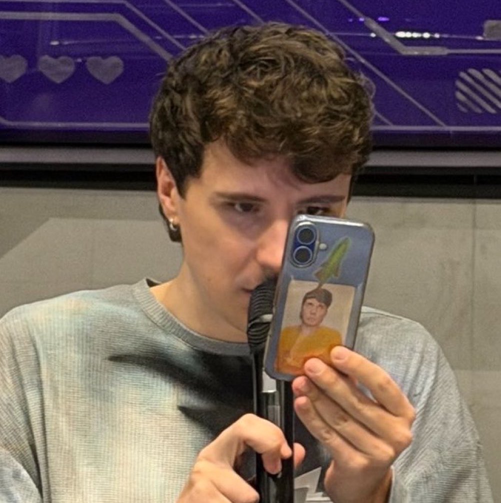 luvdnpz's tweet photo. i love how dan has self proclaimed massive wiener schnitzel shrek hands meanwhile he’s always dropping things bc he holds everything all daintily and cutely like he’s too small for this world. he’s the fanfic trope in one https://t.co/UrSjIuXPrx