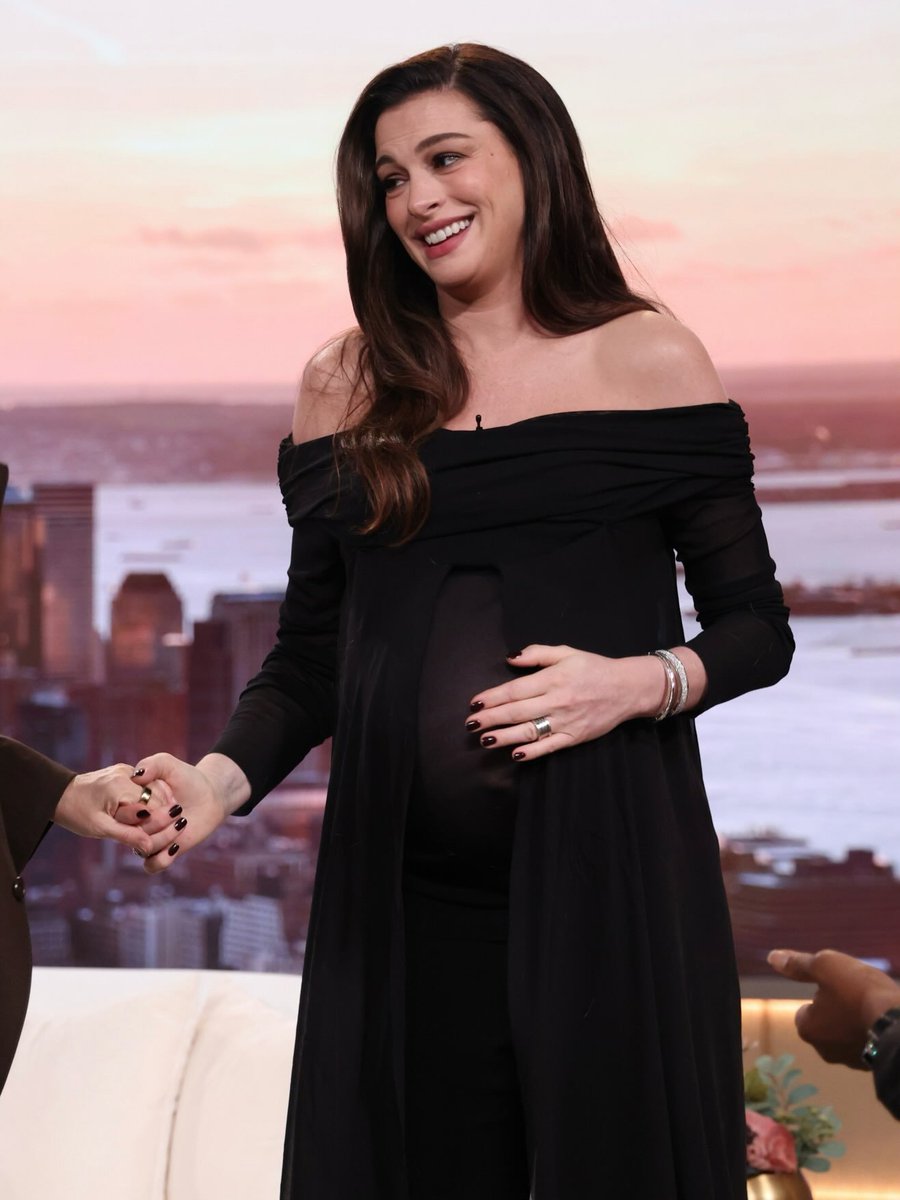 annehathawaybr's tweet photo. Anne Hathaway no programa "The Drew Barrymore Show" ❤️ https://t.co/UKkMkN6STc